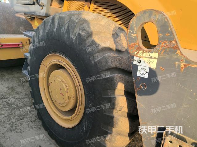 前輪左側(cè)減震塊連接及部件（壓路機前后車架）