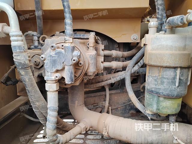 液壓泵艙室正面整體(整機外觀) 液壓泵艙室正面整體(整機外觀)