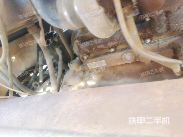 發(fā)動(dòng)機(jī)左側(cè)全景（壓路機(jī)發(fā)動(dòng)機(jī)艙）