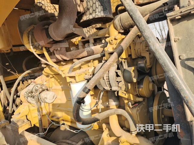 發(fā)動機(jī)左側(cè)全景（壓路機(jī)發(fā)動機(jī)艙）