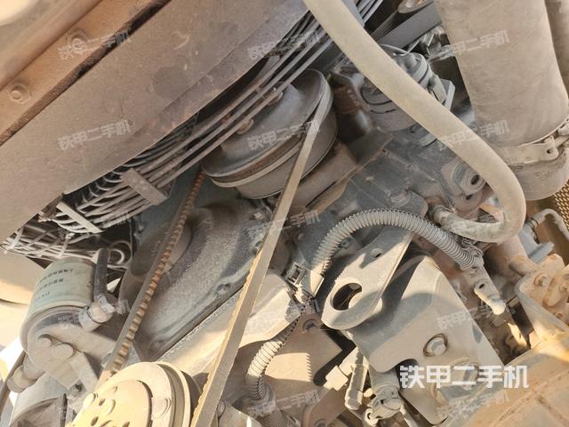 發(fā)動機左側全景（壓路機發(fā)動機艙）