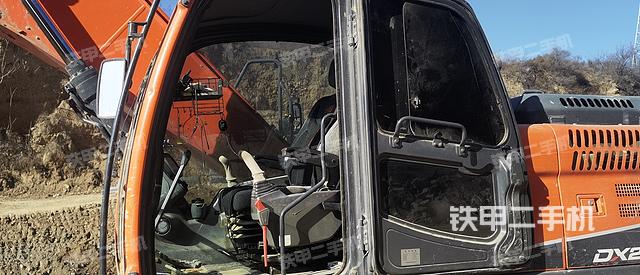 駕駛室整體(整機外觀) 駕駛室整體(整機外觀)