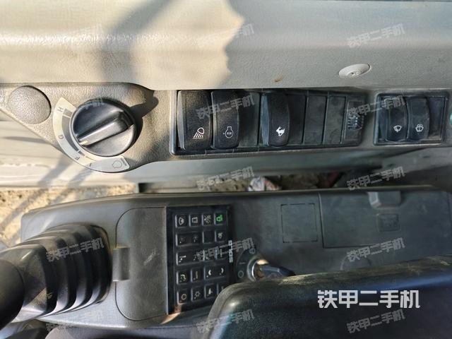 座椅右側(cè)控制臺(tái)/鑰匙門(mén)/油門(mén)/含右手柄（駕駛室部分）