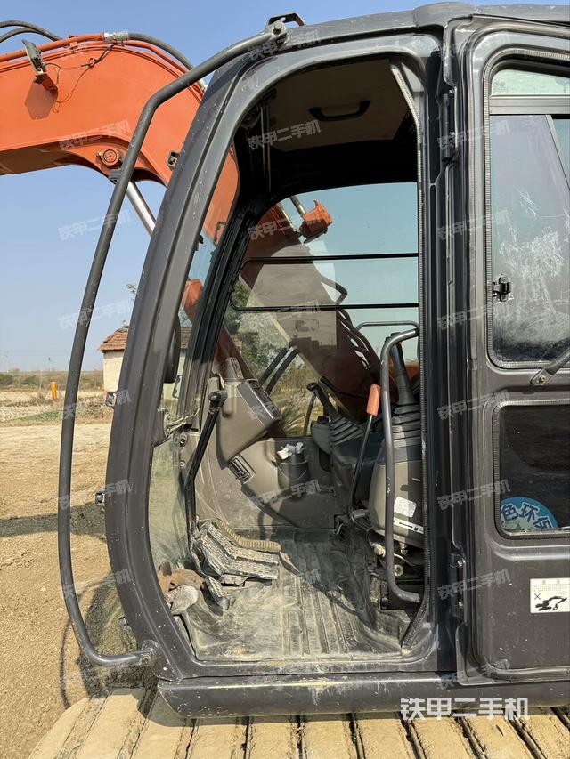 行走控制手柄和踏板?俯拍（駕駛室部分）