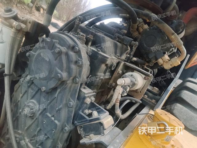 分動箱或變速箱（壓路機發(fā)動機艙）