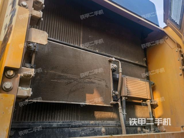 散熱器正面(大件艙室) 散熱器正面(大件艙室)