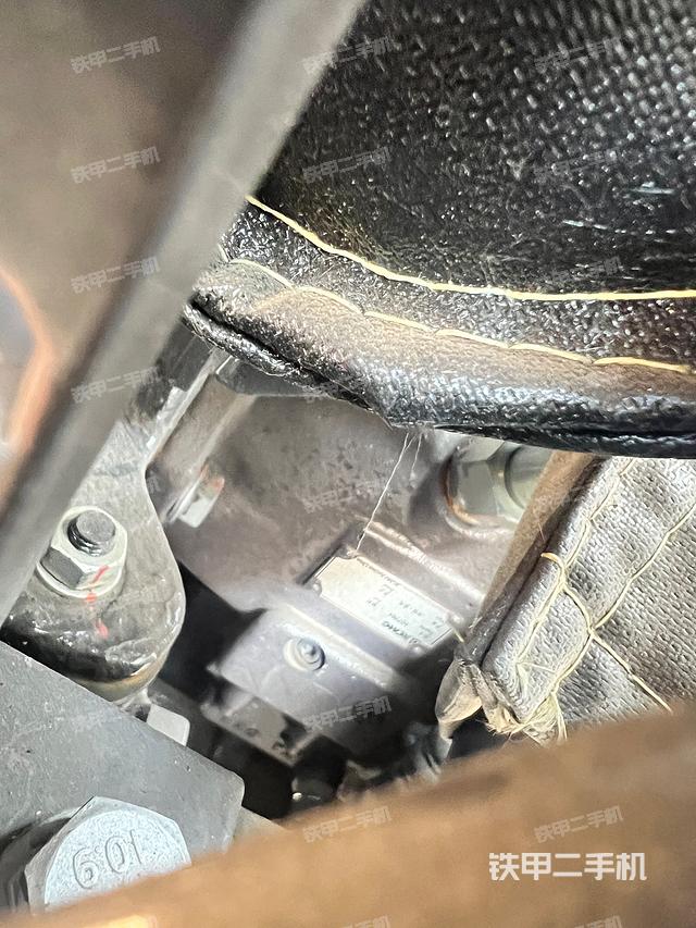 液壓泵艙室正面整體（整機外觀）