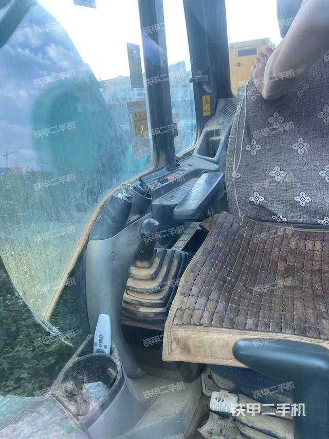 駕駛室整體(整機(jī)外觀) 駕駛室整體(整機(jī)外觀)