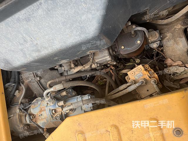 液压泵舱室正面整体（整机外观）