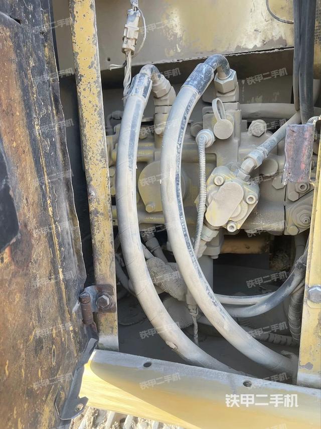 液壓泵艙室正面整體(整機外觀) 液壓泵艙室正面整體(整機外觀)