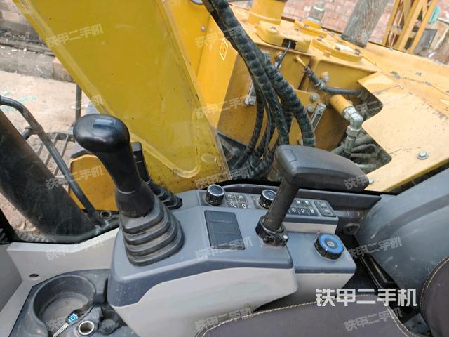 座椅右側(cè)控制臺(tái)/鑰匙門/油門/含右手柄(駕駛室部分) 座椅右側(cè)控制臺(tái)/鑰匙門/油門/含右手柄(駕駛室部分)