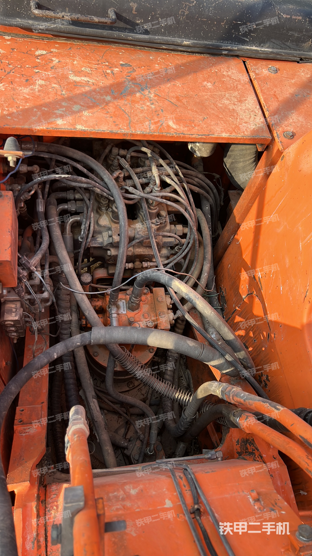 回转马达和主控阀（整机外观）