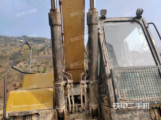 大臂油缸整體?豎拍(工作和回轉(zhuǎn)裝置) 大臂油缸整體?豎拍(工作和回轉(zhuǎn)裝置)