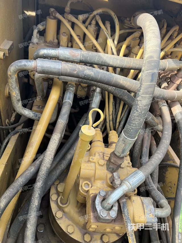 回轉(zhuǎn)馬達(dá)和主控閥（整機(jī)外觀）