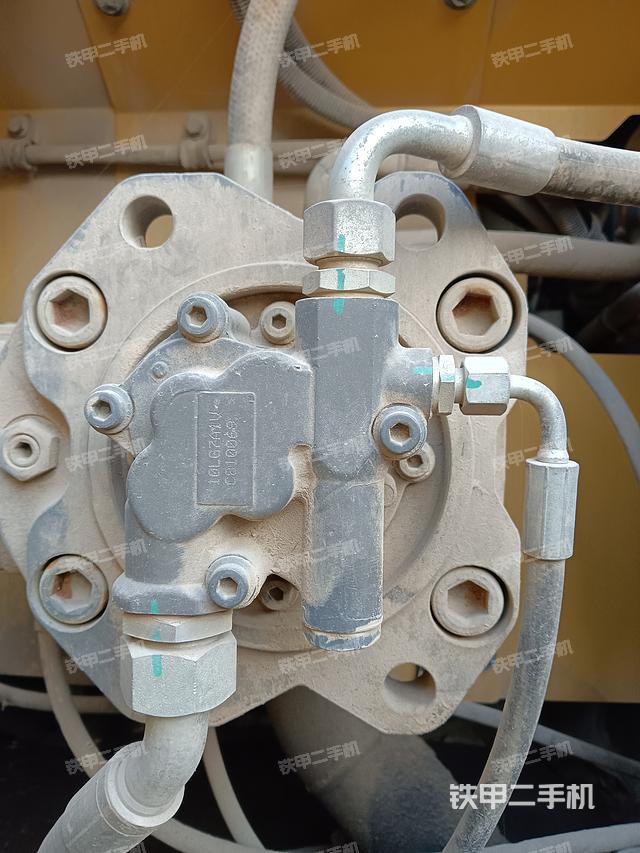 液压泵舱室正面整体（整机外观）