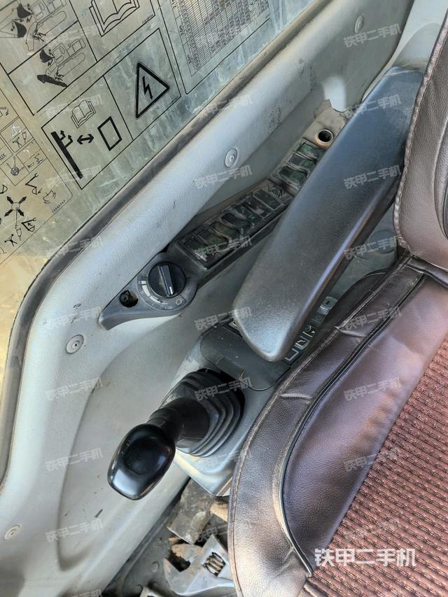 座椅右側(cè)控制臺/鑰匙門/油門/含右手柄（駕駛室部分）