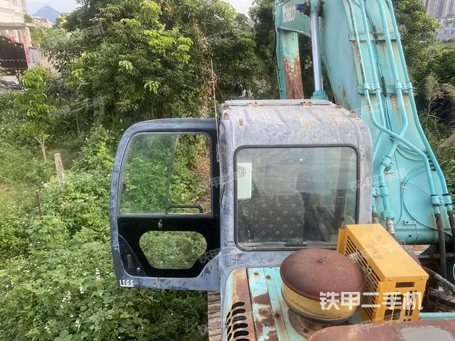 駕駛室頂部(整機(jī)外觀) 駕駛室頂部(整機(jī)外觀)