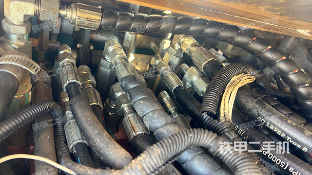 回轉(zhuǎn)馬達(dá)和主控閥（整機(jī)外觀）