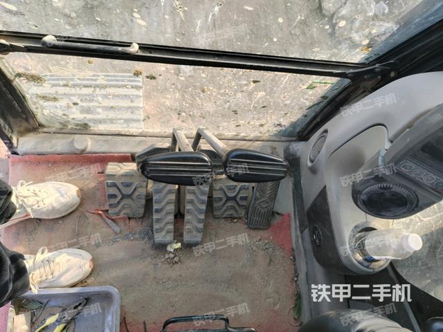 行走控制手柄和踏板?俯拍（駕駛室部分）