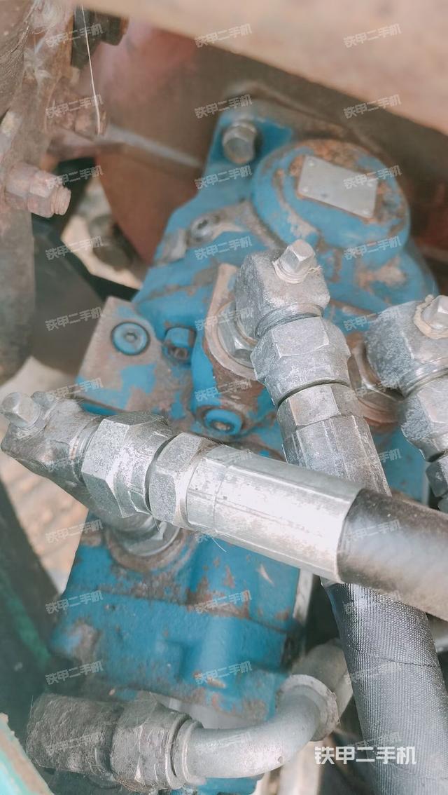 液壓泵艙室正面整體(整機(jī)外觀) 液壓泵艙室正面整體(整機(jī)外觀)