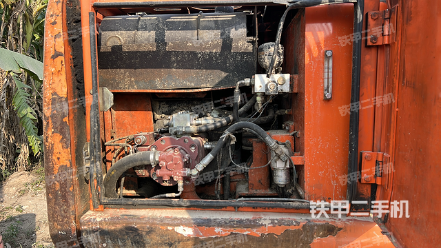 液压泵舱室正面整体（整机外观）