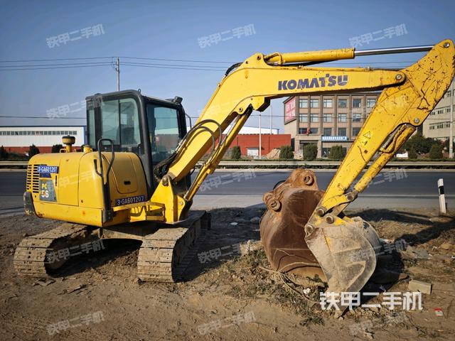 小松PC56-7挖掘机的设备实拍-第2张实拍照片