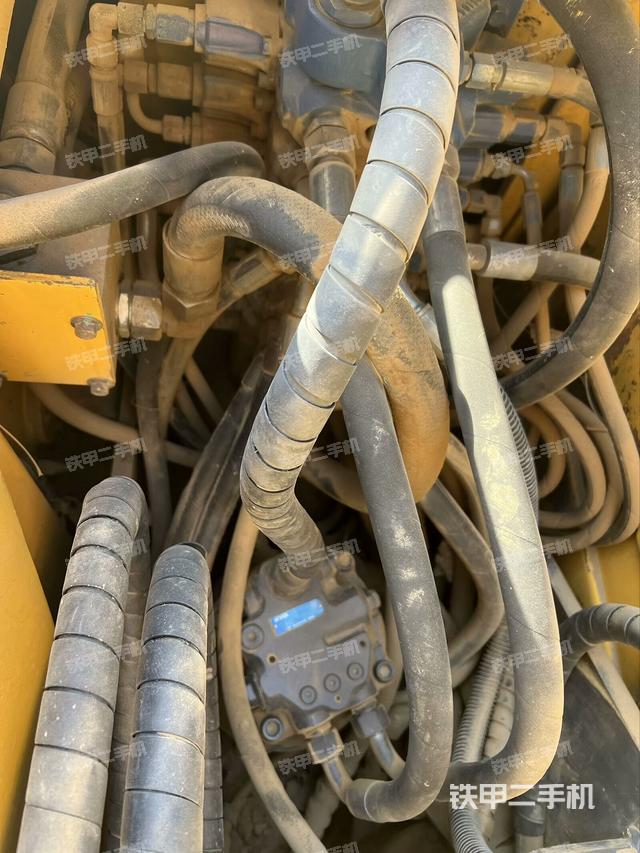 回轉(zhuǎn)馬達(dá)和主控閥（整機(jī)外觀）