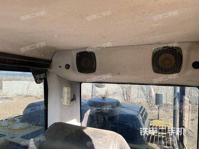駕駛室頂部(整機(jī)外觀) 駕駛室頂部(整機(jī)外觀)