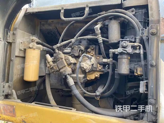 液压泵舱室正面整体（整机外观）