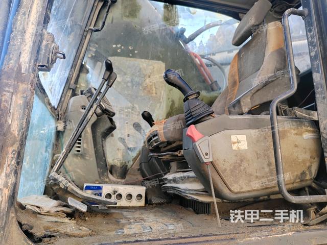 行走控制手柄和踏板?俯拍（駕駛室部分）