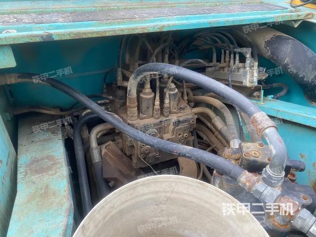 回轉(zhuǎn)馬達(dá)和主控閥(整機(jī)外觀) 回轉(zhuǎn)馬達(dá)和主控閥(整機(jī)外觀)