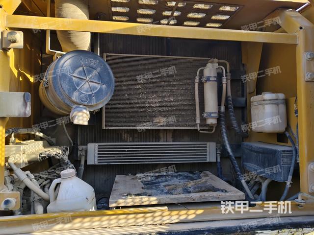 散熱器正面(大件艙室) 散熱器正面(大件艙室)