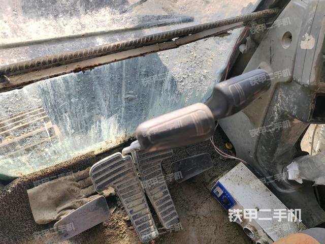 行走控制手柄和踏板?俯拍(駕駛室部分) 行走控制手柄和踏板?俯拍(駕駛室部分)