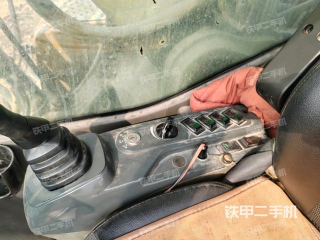 座椅右側(cè)控制臺(tái)/鑰匙門(mén)/油門(mén)/含右手柄(駕駛室部分) 座椅右側(cè)控制臺(tái)/鑰匙門(mén)/油門(mén)/含右手柄(駕駛室部分)