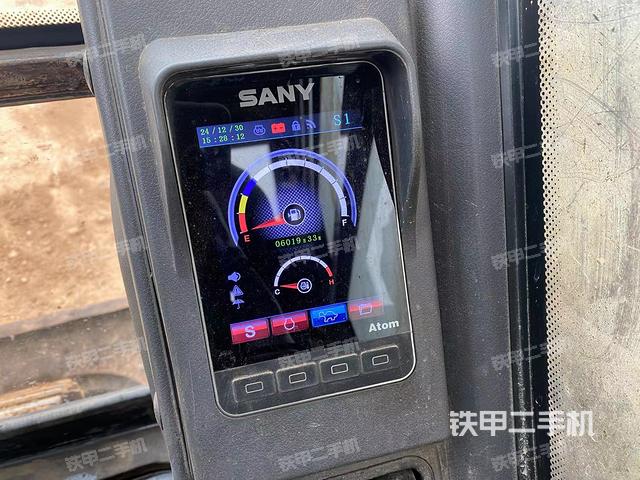 座椅右側(cè)控制臺(tái)/鑰匙門(mén)/油門(mén)/含右手柄（駕駛室部分）