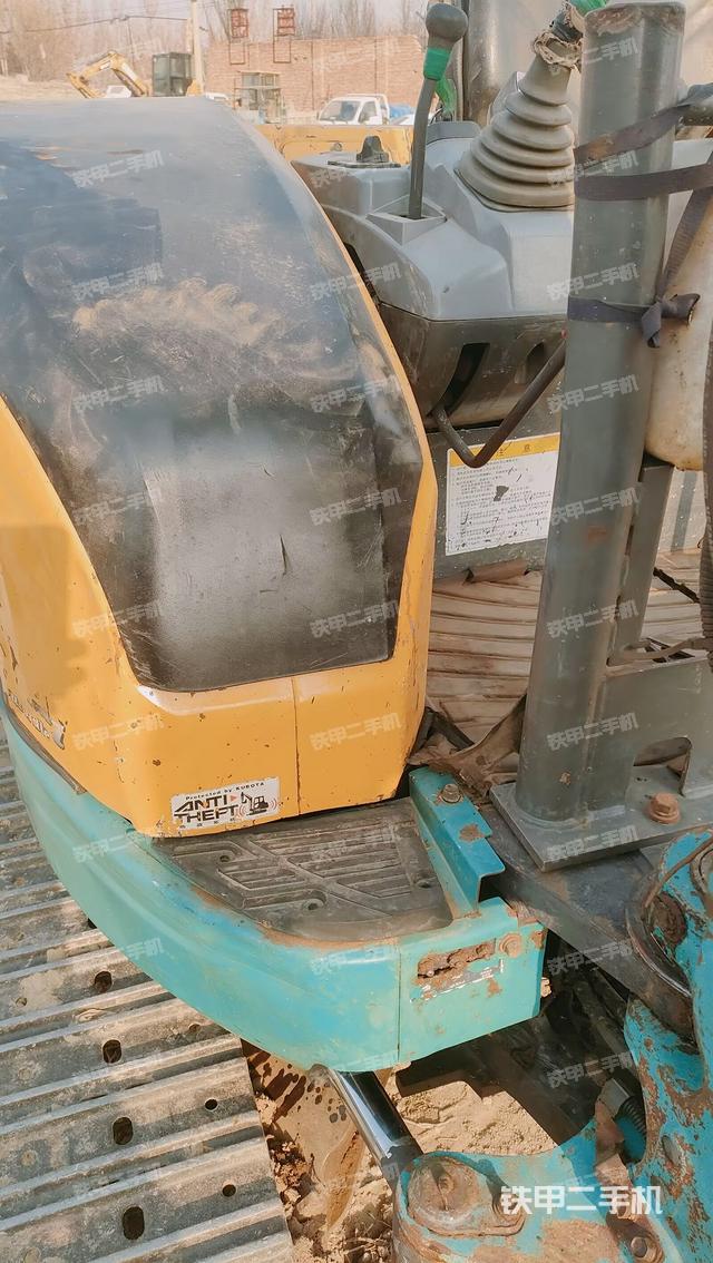 駕駛室頂部(整機(jī)外觀) 駕駛室頂部(整機(jī)外觀)