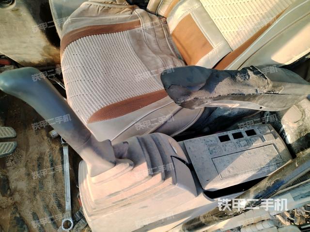 座椅左側(cè)控制臺/音響/含左手柄(駕駛室部分) 座椅左側(cè)控制臺/音響/含左手柄(駕駛室部分)