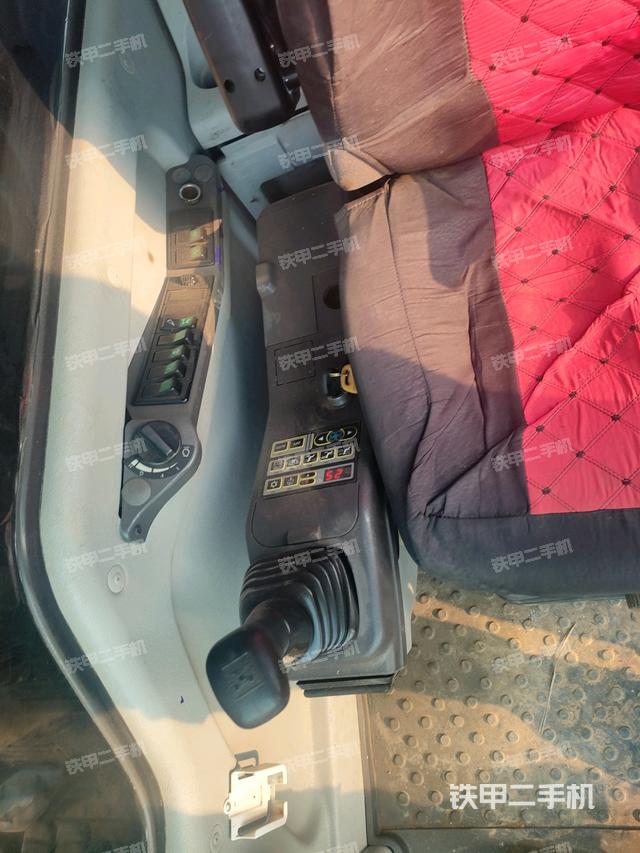 座椅右側控制臺/鑰匙門/油門/含右手柄（駕駛室部分）