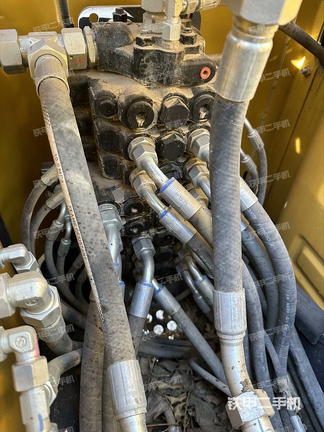 回轉(zhuǎn)馬達(dá)和主控閥（整機(jī)外觀）