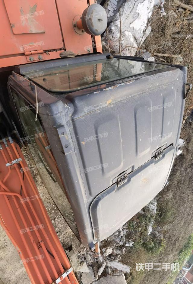 駕駛室頂部(整機外觀) 駕駛室頂部(整機外觀)