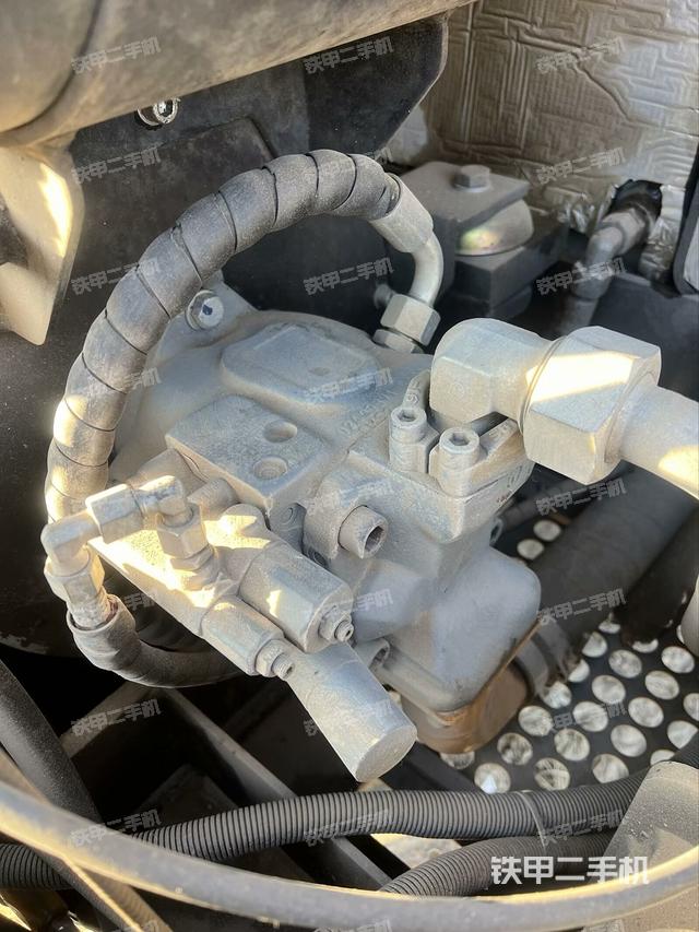 液壓泵艙室正面整體（整機外觀）