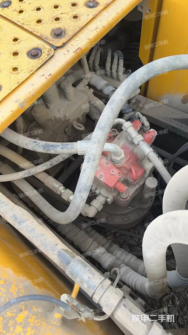 回转马达和主控阀（整机外观）