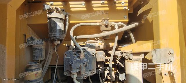 液压泵舱室正面整体（整机外观）