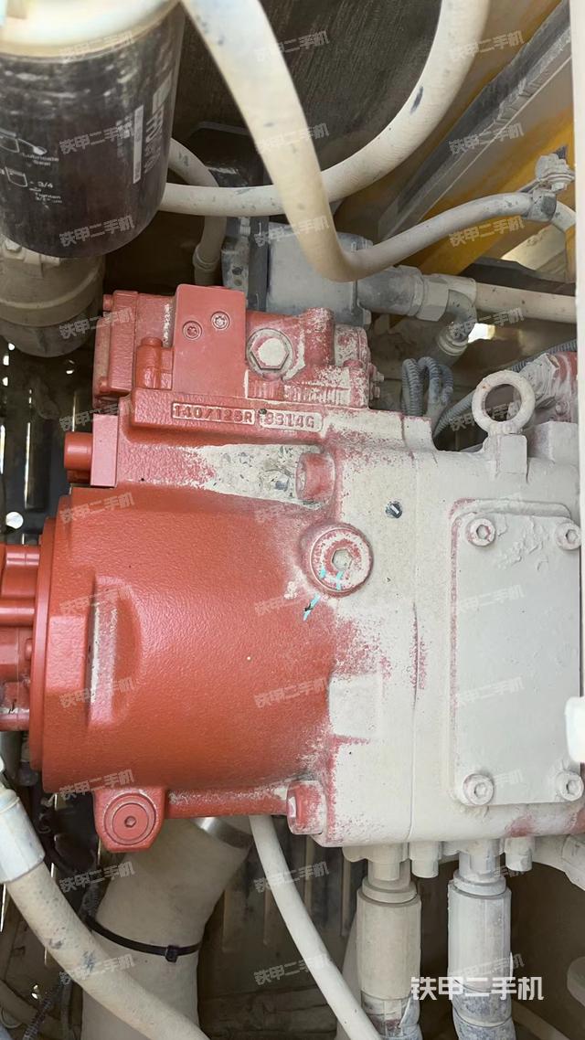 液压泵舱室正面整体（整机外观）