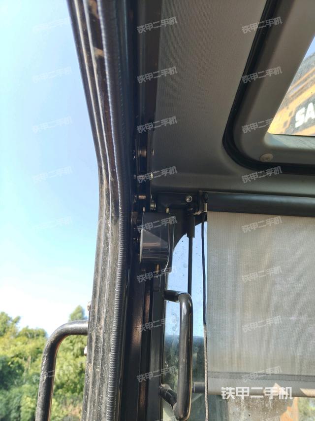 行走控制手柄和踏板?俯拍（駕駛室部分）