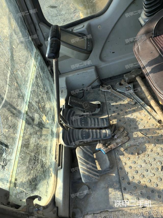 行走控制手柄和踏板?俯拍（駕駛室部分）