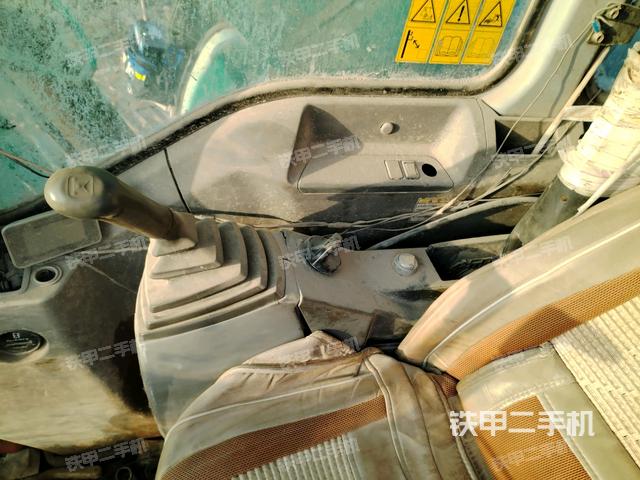 座椅右側(cè)控制臺/鑰匙門/油門/含右手柄(駕駛室部分) 座椅右側(cè)控制臺/鑰匙門/油門/含右手柄(駕駛室部分)