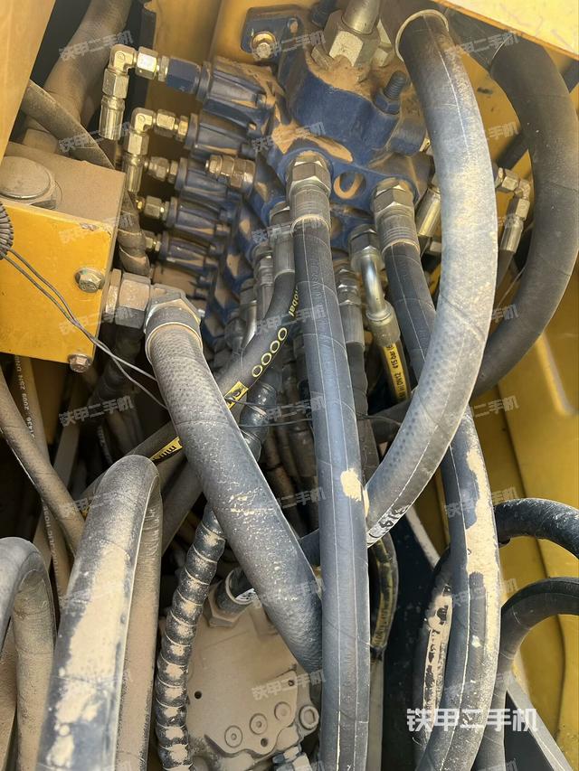 回轉(zhuǎn)馬達(dá)和主控閥（整機(jī)外觀）