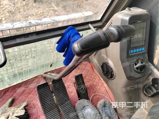 行走控制手柄和踏板?俯拍(駕駛室部分) 行走控制手柄和踏板?俯拍(駕駛室部分)