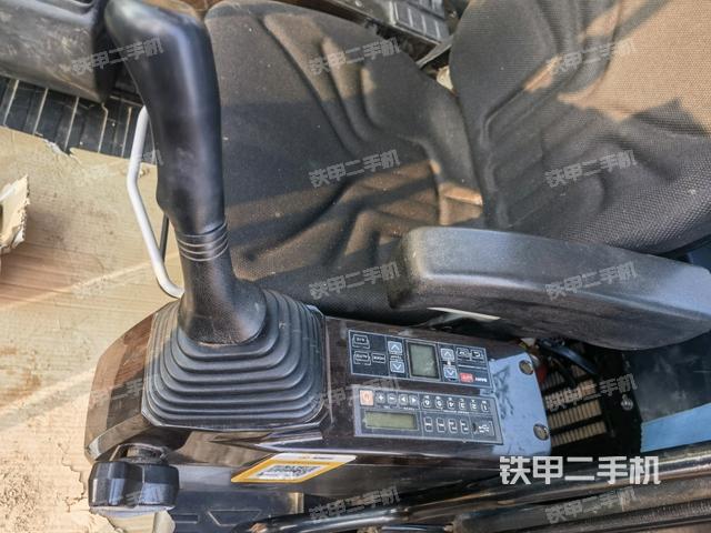 座椅左側(cè)控制臺/音響/含左手柄(駕駛室部分) 座椅左側(cè)控制臺/音響/含左手柄(駕駛室部分)